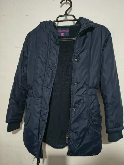 Chaqueta acolchada azul con capucha de pelaje - miniatura 3