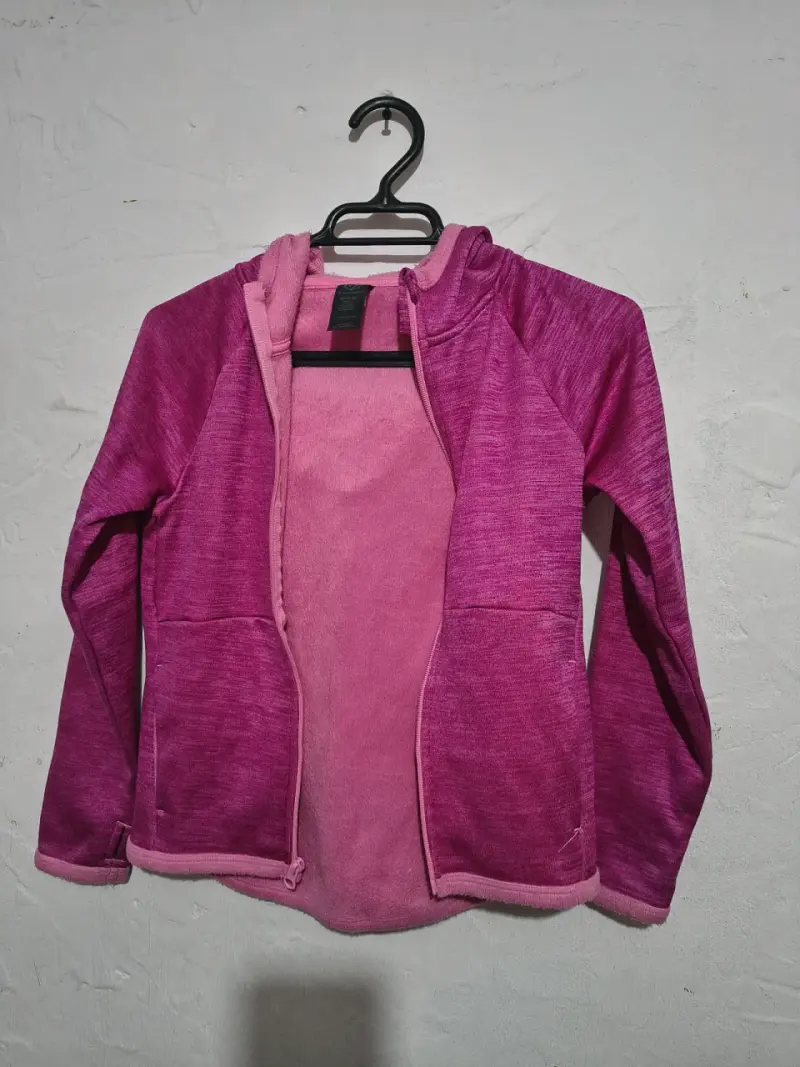 Chaqueta acolchada azul con capucha de pelaje - 6
