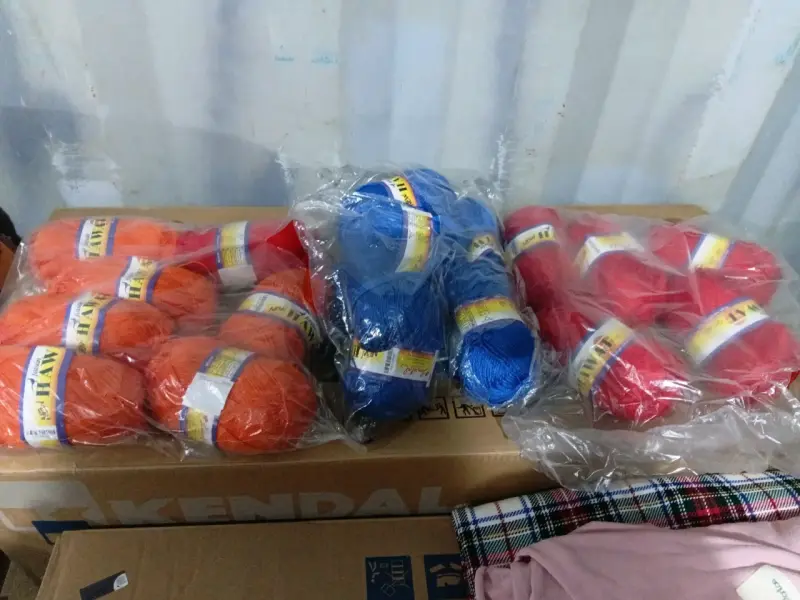 Lote de lana acrílica en colores vibrantes