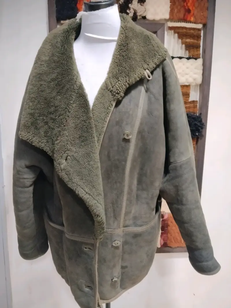 Abrigo estilo gamulan de cuero verde oliva - 1