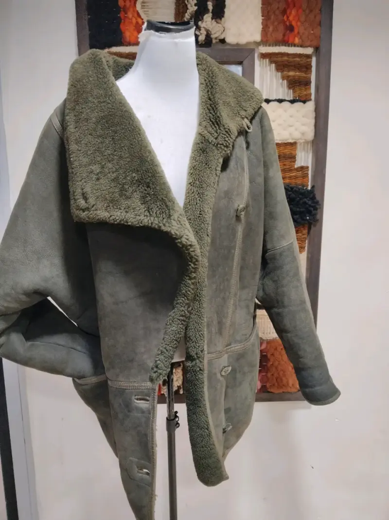 Abrigo estilo gamulan de cuero verde oliva - 2