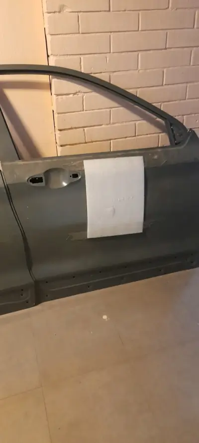Puerta de auto delantera sin pintar - miniatura 1