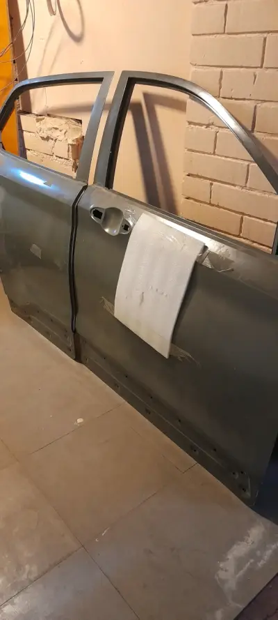 Puerta de auto delantera sin pintar - miniatura 2