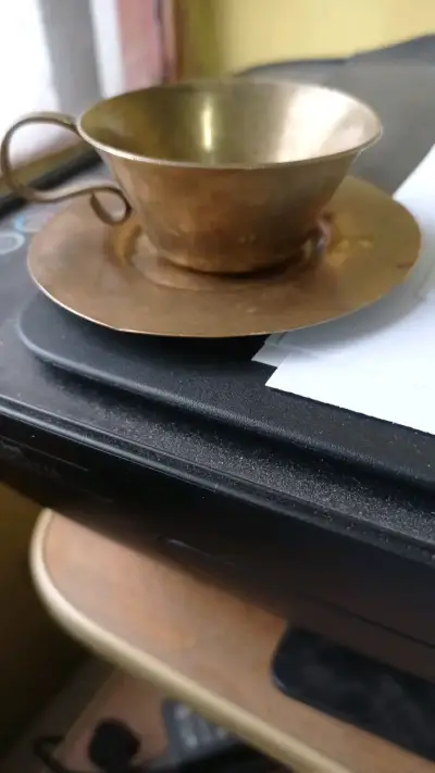 Taza de bronce vintage con plato - miniatura 1