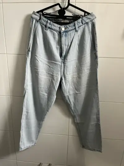 Jeans de mezclilla azul claro para hombre - miniatura 1