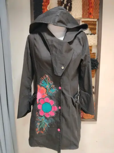 Abrigo con capucha y diseño floral pintado a mano - miniatura 1