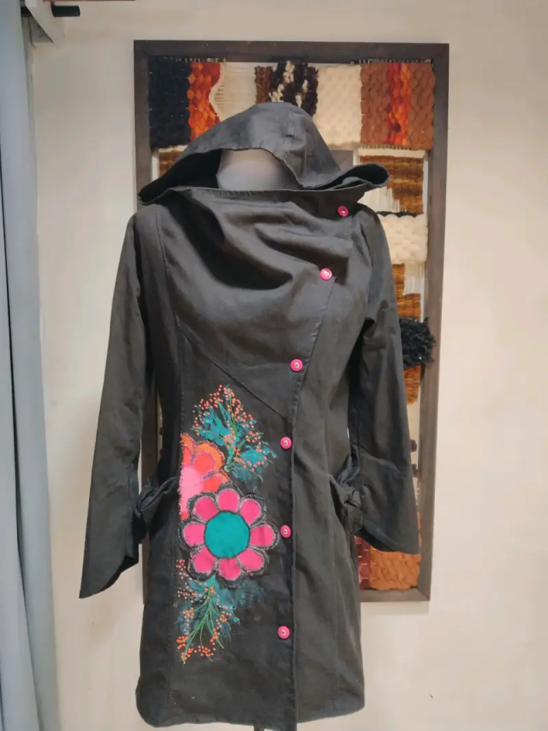Abrigo con capucha y diseño floral pintado a mano - 2