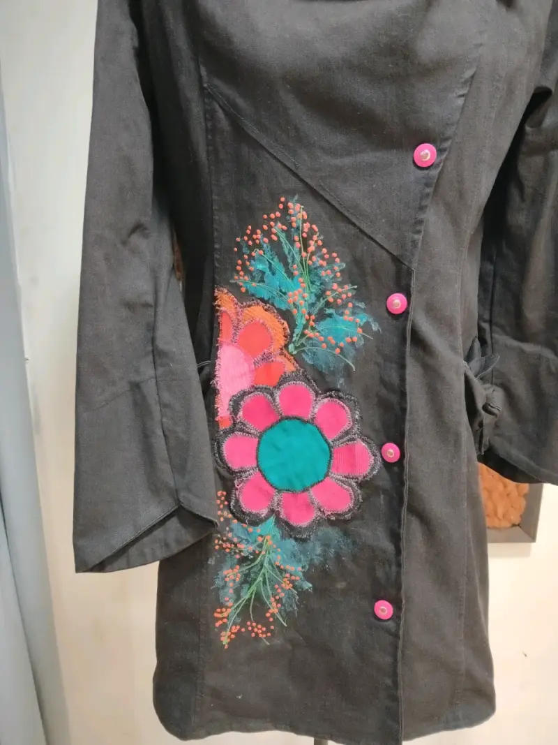 Abrigo con capucha y diseño floral pintado a mano - 3