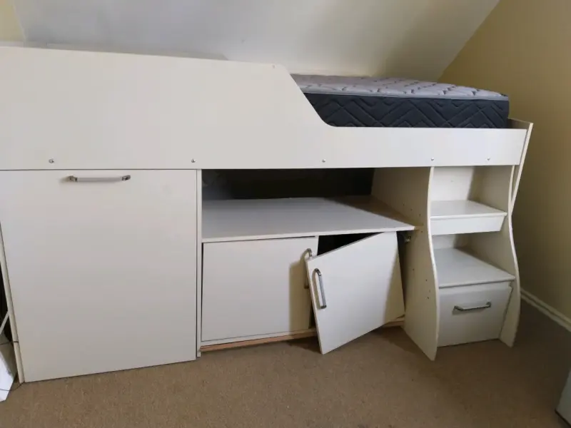 Cama alta con almacenamiento integrado - 2