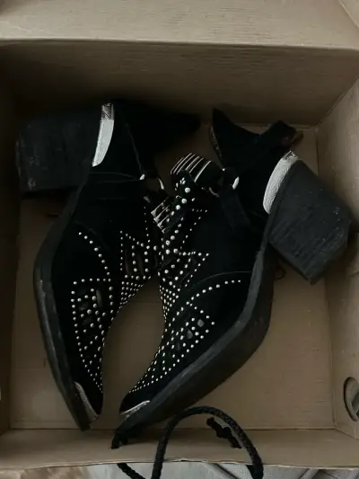 Botines negros con tachas - miniatura 1