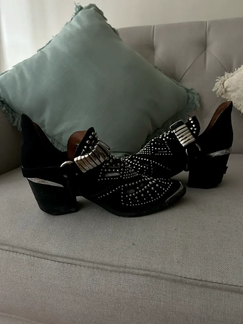 Botines negros con tachas - 2