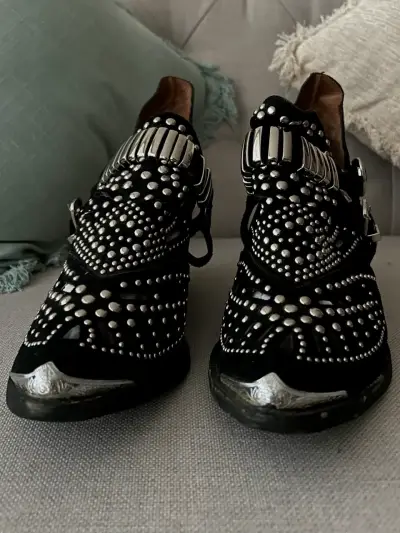 Botines negros con tachas - miniatura 3