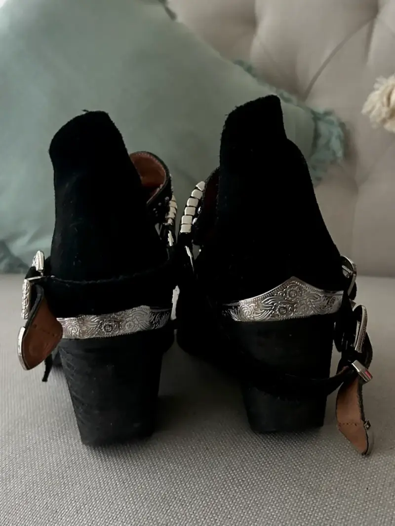 Botines negros con tachas - 4