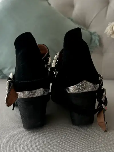 Botines negros con tachas - miniatura 4