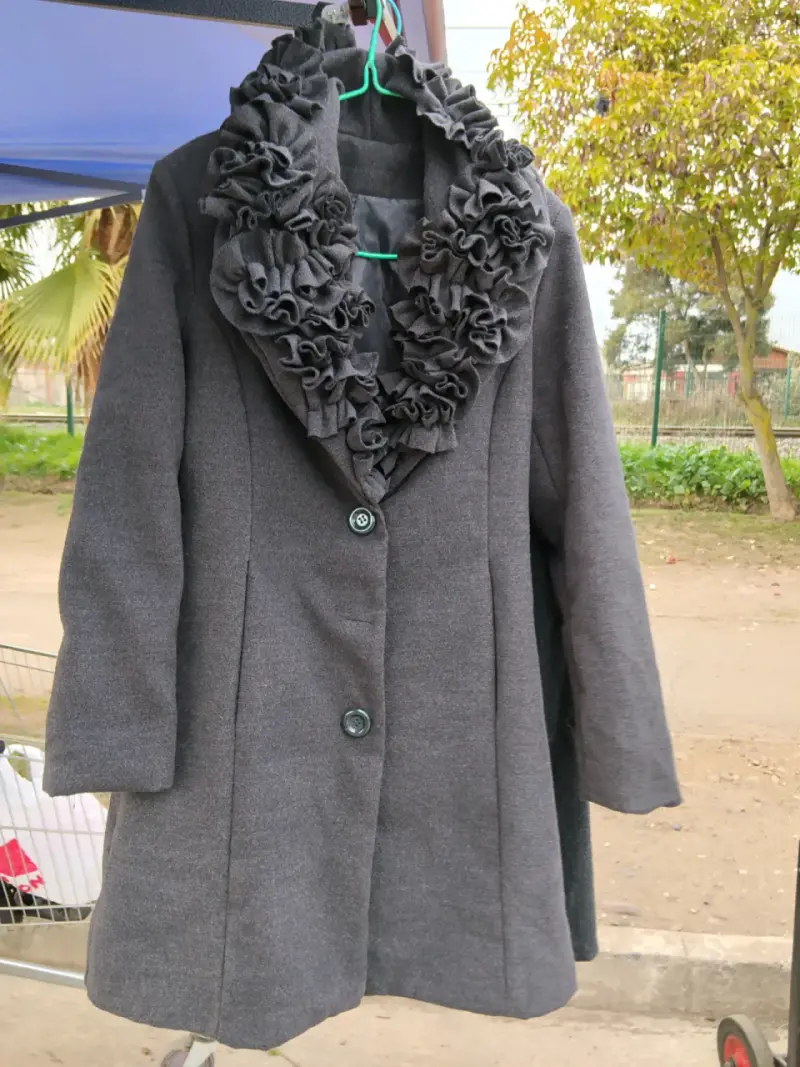 Abrigo gris con volantes elegante