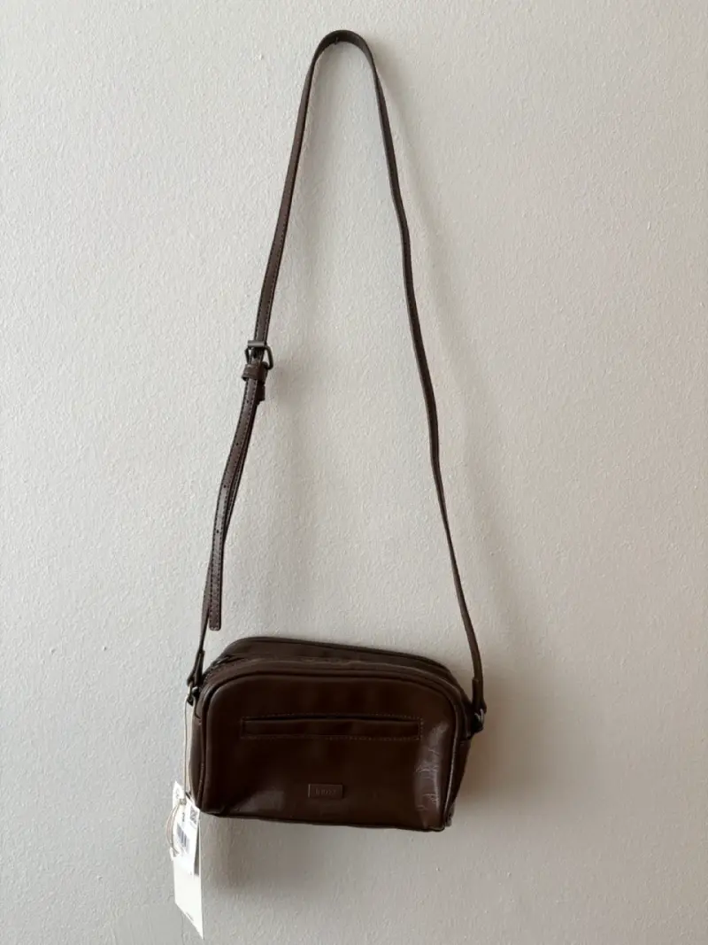 Bolso cruzado de cuero marrón con etiqueta - 1