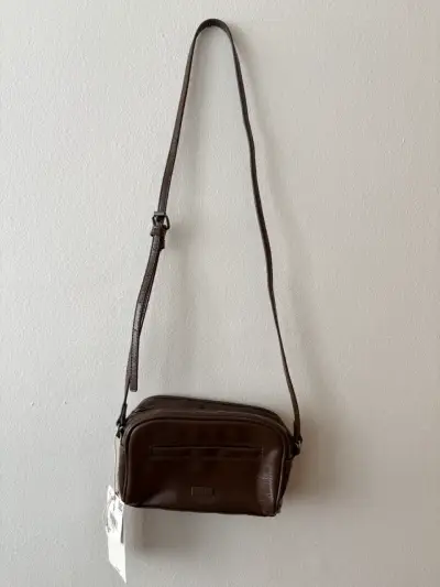 Bolso cruzado de cuero marrón con etiqueta - miniatura 1