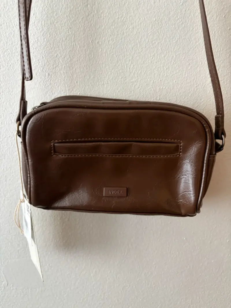 Bolso cruzado de cuero marrón con etiqueta - 2