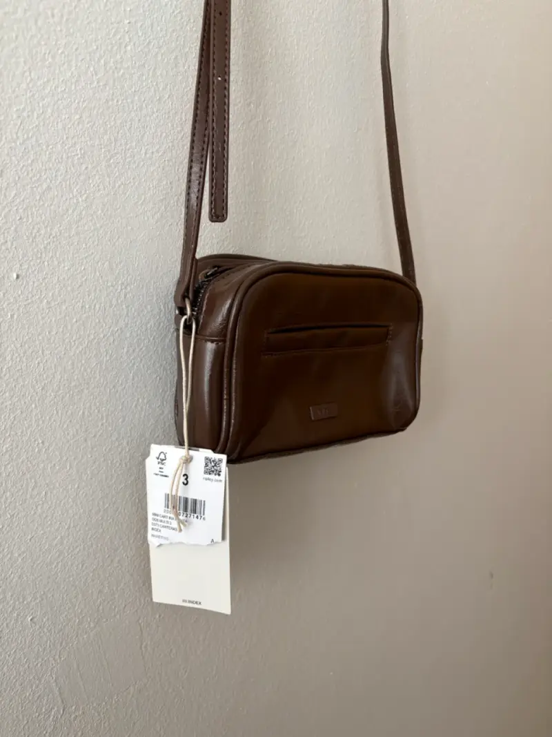 Bolso cruzado de cuero marrón con etiqueta - 3