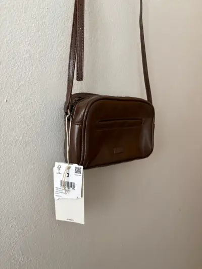 Bolso cruzado de cuero marrón con etiqueta - miniatura 3
