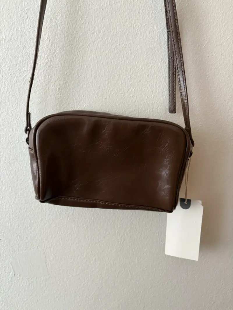 Bolso cruzado de cuero marrón con etiqueta - 4