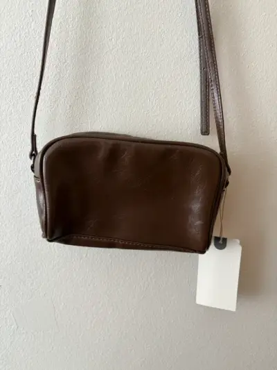 Bolso cruzado de cuero marrón con etiqueta - miniatura 4