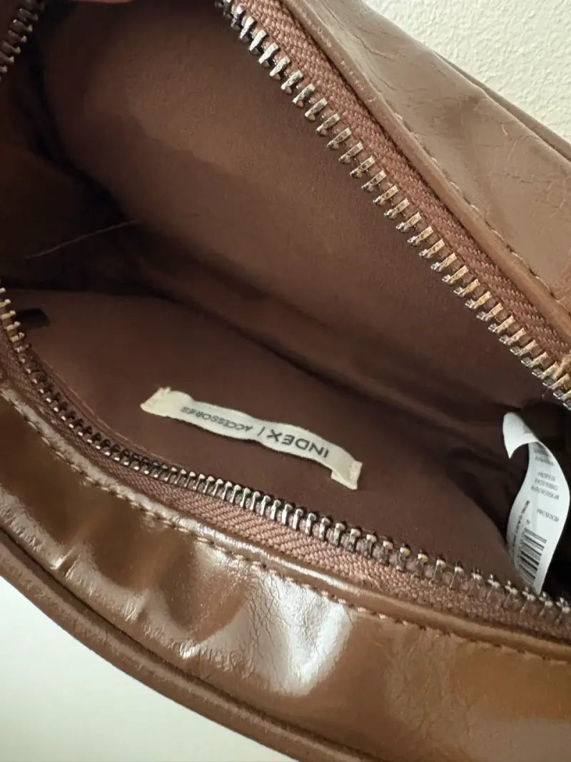 Bolso cruzado de cuero marrón con etiqueta - 5