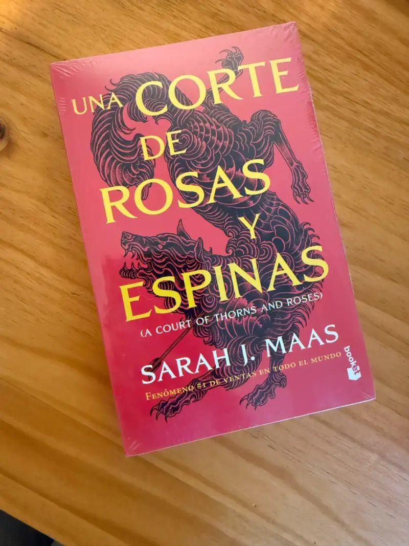 Libro 'Una Corte de Rosas y Espinas' Sarah J. Ma