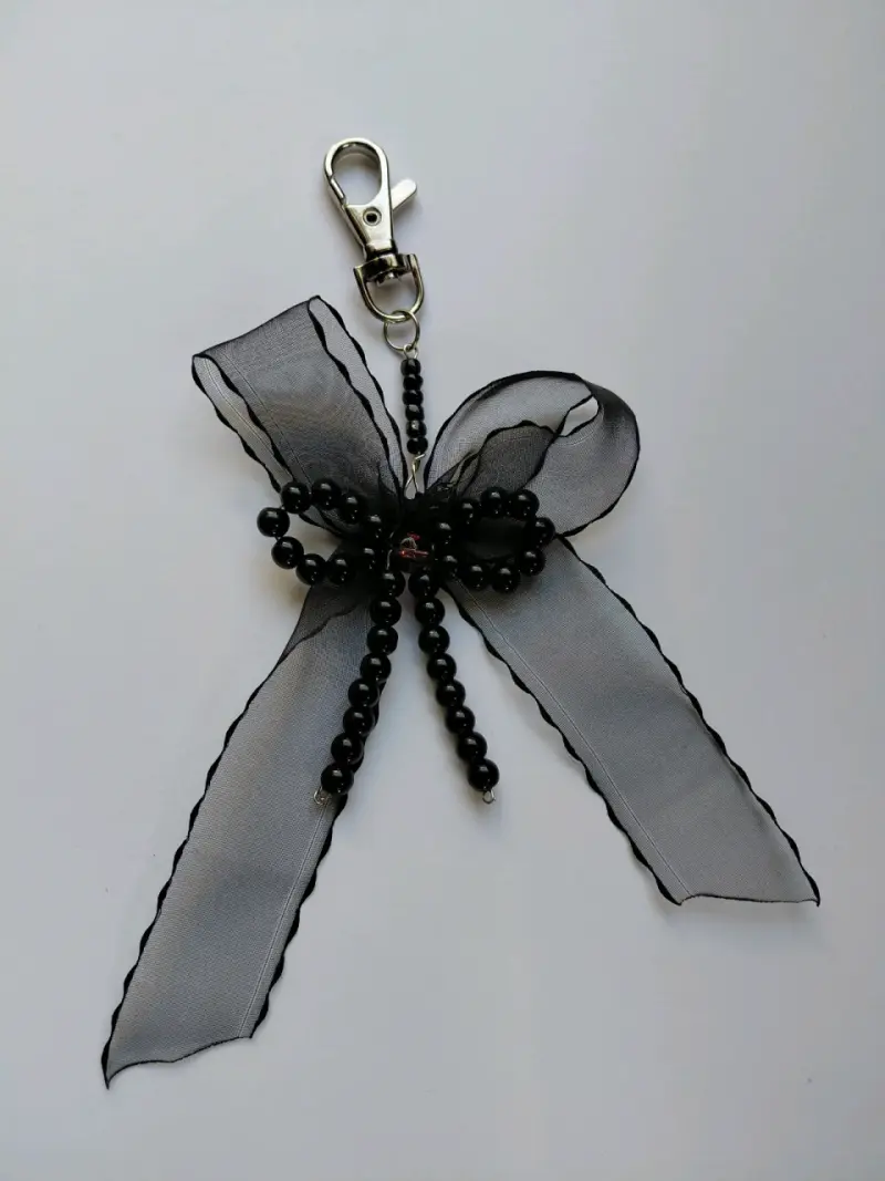 Llavero con lazo negro y cuentas - 1