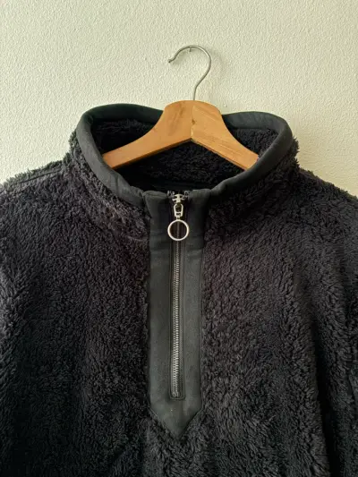 Polar negro con cierre medio para invierno - miniatura 2
