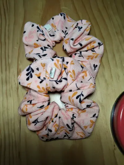 Colección de scrunchies estampados florales - miniatura 1