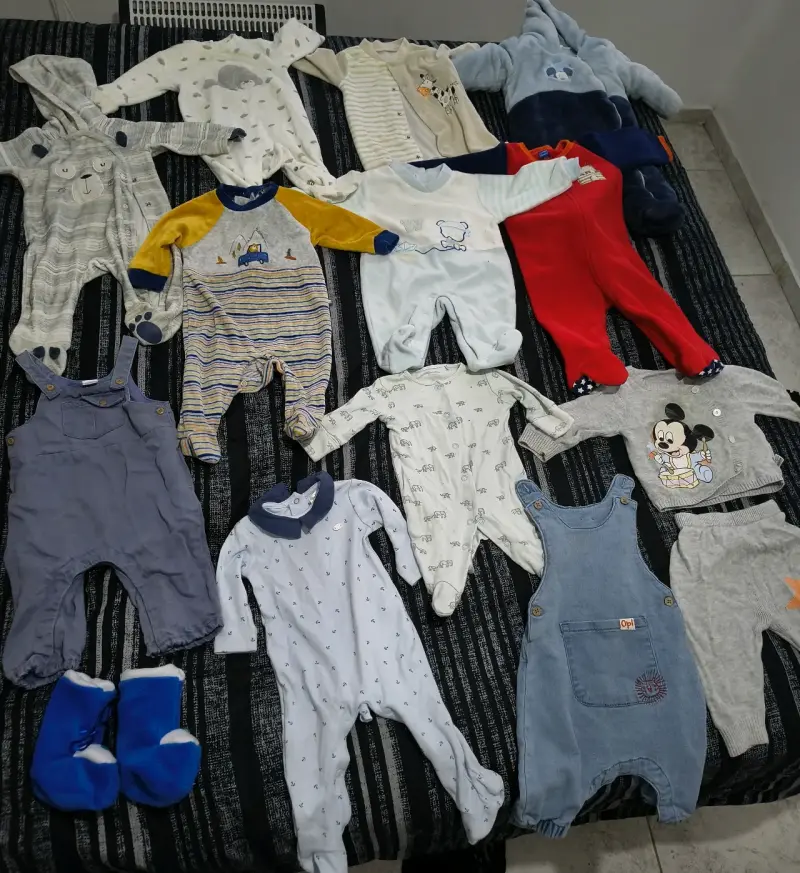 Lote de ropa de bebé variada - 2