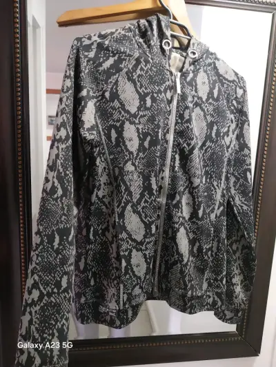 Chaqueta con estampado de serpiente marca Everlast - miniatura 1