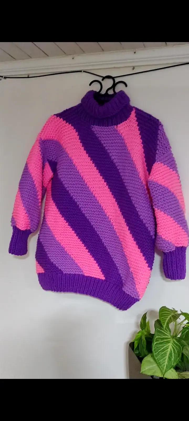 Suéter de lana a rayas morado y rosado