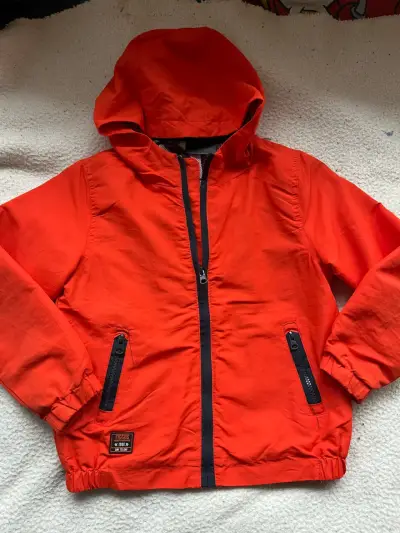 Chaqueta impermeable roja con capucha - miniatura 1