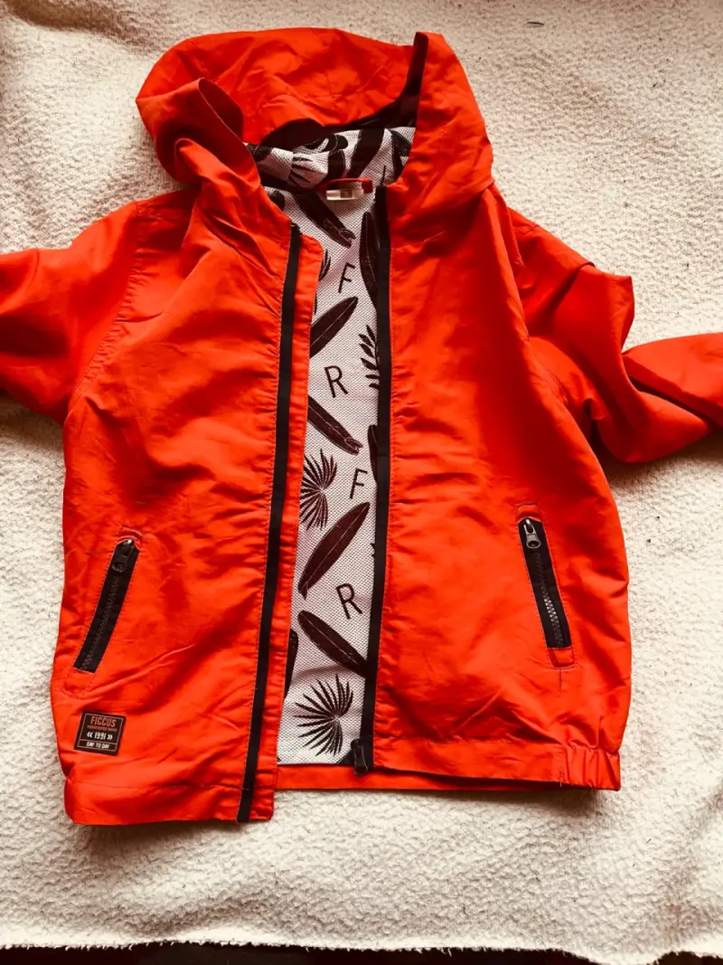 Chaqueta impermeable roja con capucha - 2