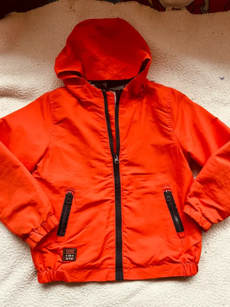 Chaqueta impermeable roja con capucha - 3