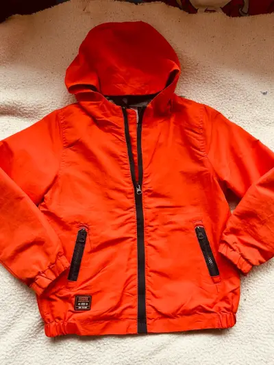 Chaqueta impermeable roja con capucha - miniatura 3