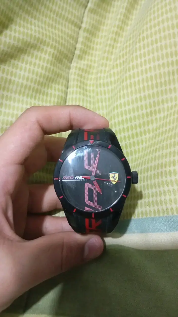 Reloj deportivo negro con detalles rojos - 1