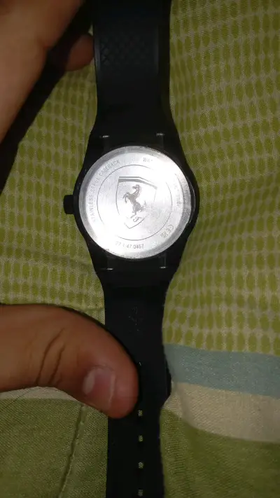 Reloj deportivo negro con detalles rojos - miniatura 2