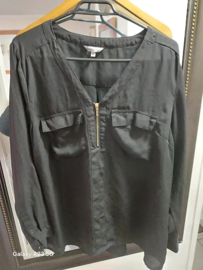 Blusa negra con cierre y bolsillos - 1