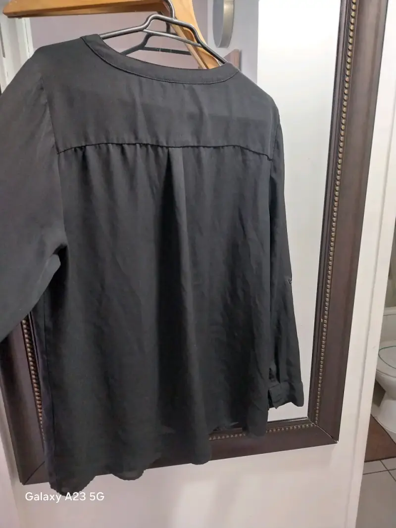Blusa negra con cierre y bolsillos - 2