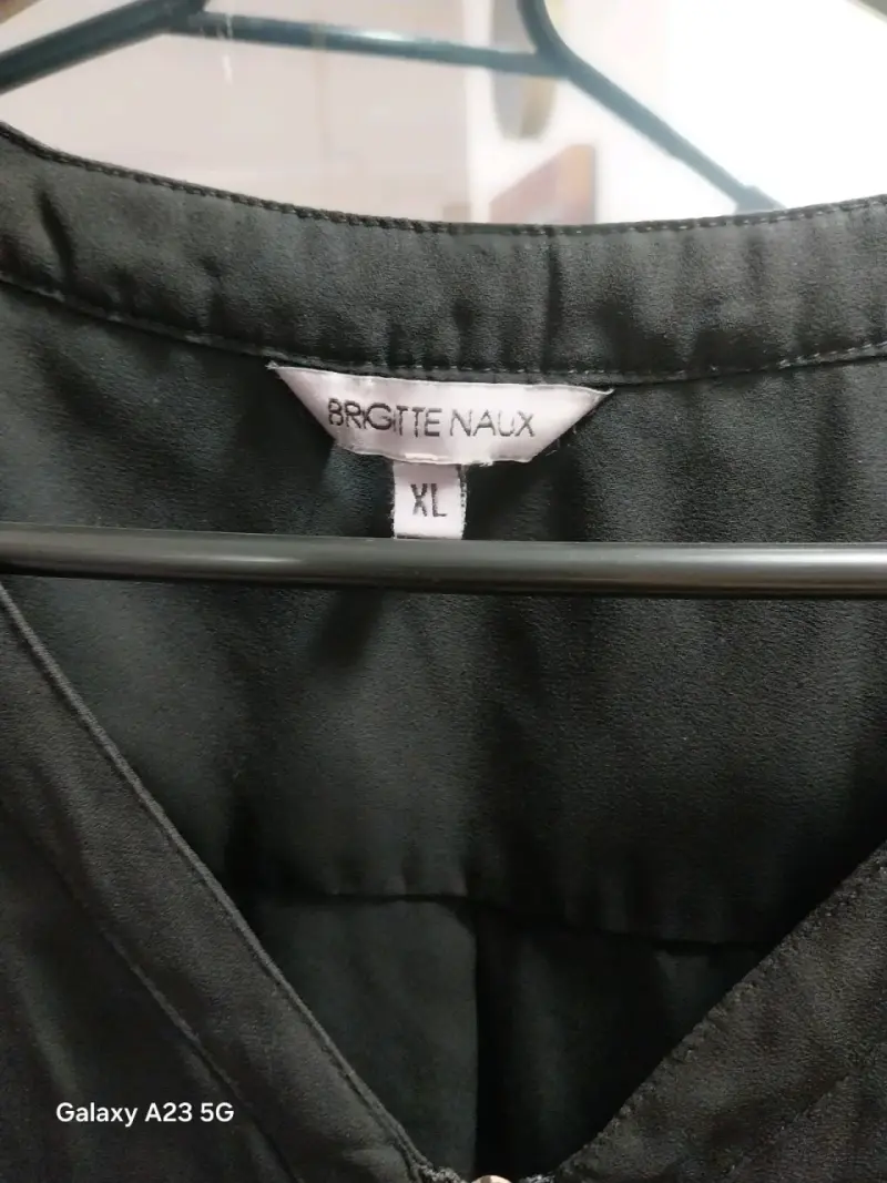 Blusa negra con cierre y bolsillos - 3