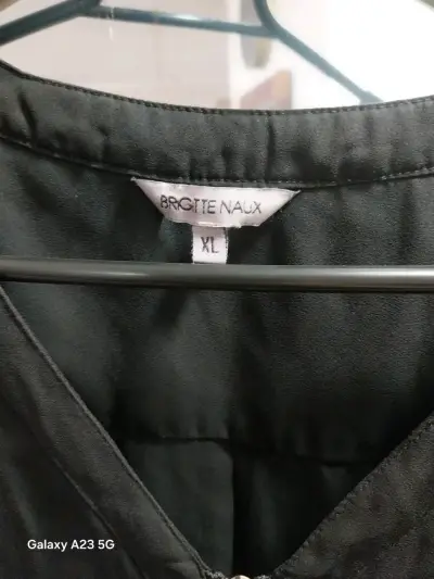 Blusa negra con cierre y bolsillos - miniatura 3