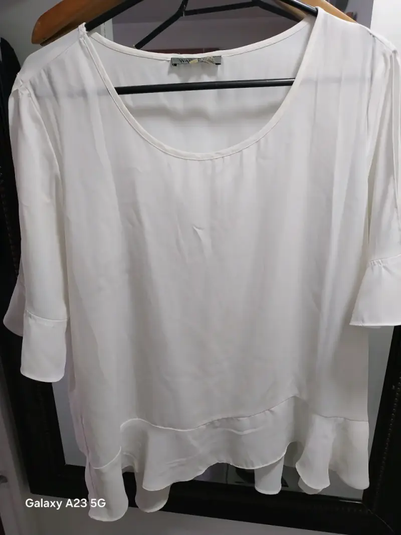 Blusa blanca de mujer con volantes - 1