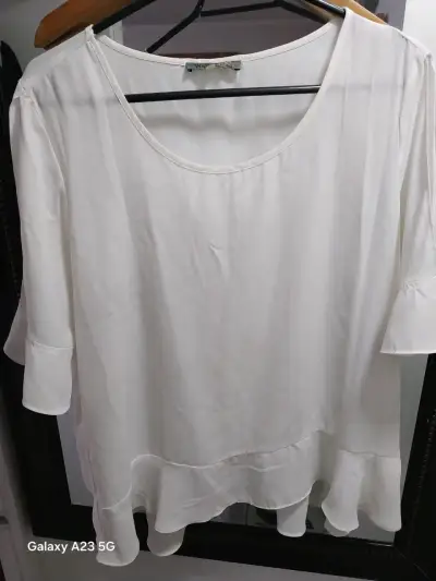 Blusa blanca de mujer con volantes - miniatura 1