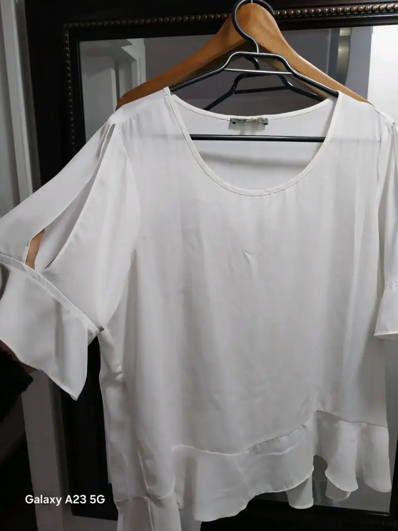Blusa blanca de mujer con volantes - 2