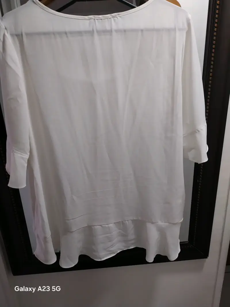 Blusa blanca de mujer con volantes - 3