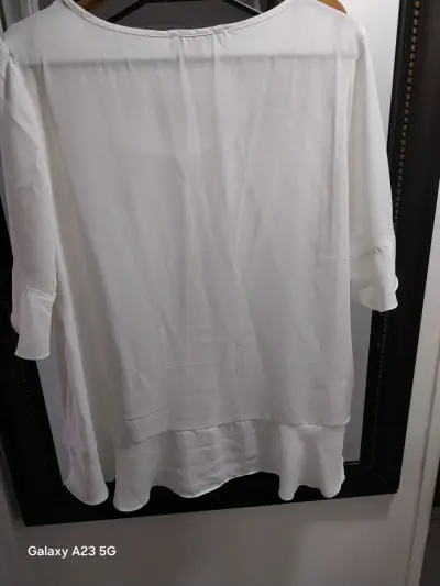 Blusa blanca de mujer con volantes - miniatura 3