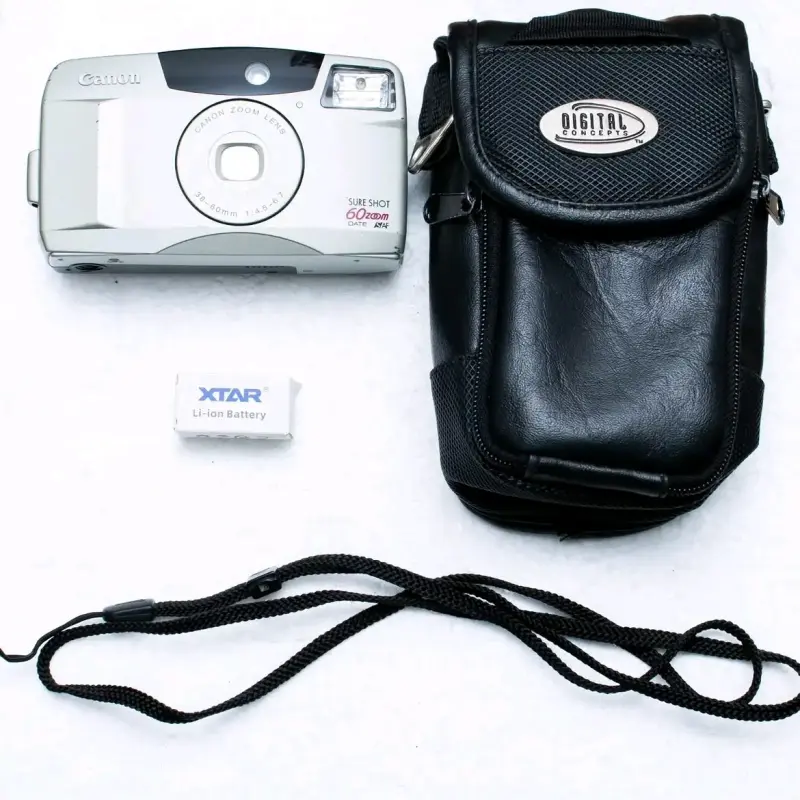 Cámara Canon Sure Shot 60 Zoom con accesorios